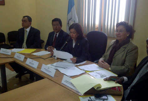 Ministra de Educación, Cynthia del Águila, centro, durante la conferencia de prensa. (Foto Prensa Libre: Alex Rojas)