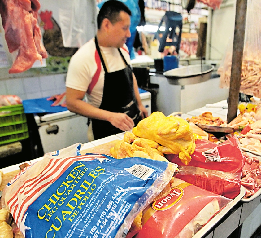 Según la Anavi, entre el 75% y 80% del consumo de pollo en el país es fresco y el resto es importado. (Foto Prensa Libre: Álvaro Interiano)