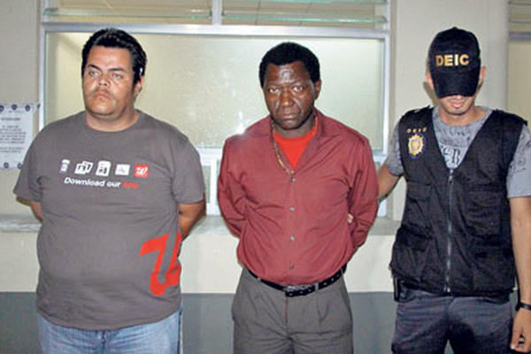 La Policía capturó a Douglas Estuardo Chávez Jiménez y Kevin Jowell Cassianys Ckenzie, a quienes señala de robacarros.