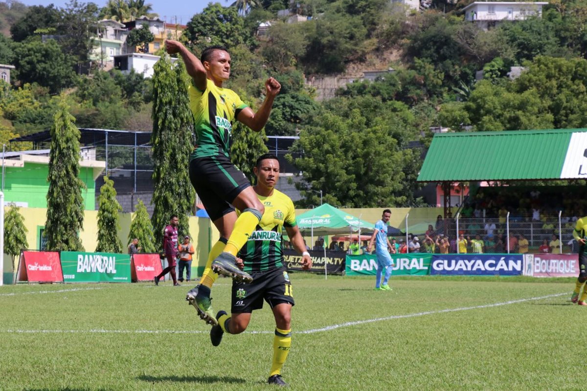 Jorge Vargas celebra un gol durante un partido con Guastatoya en diciembre de 2018. (Foto Prensa Libre: Hemeroteca).