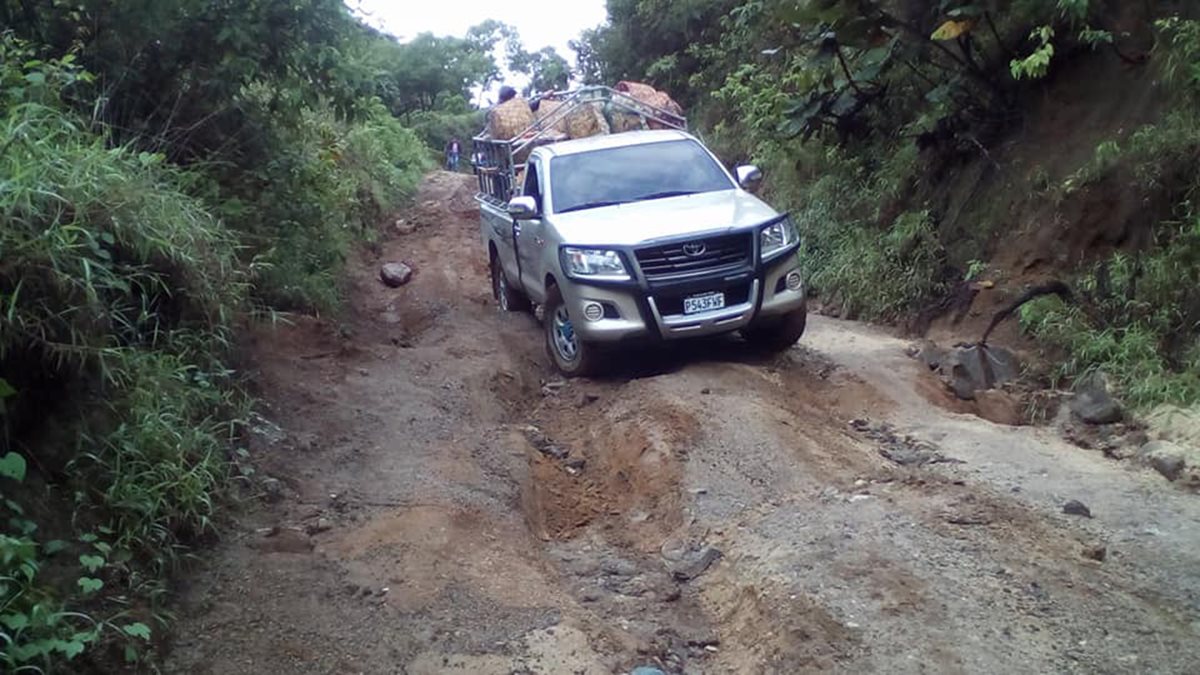 La ruta que conduce a la aldea Guineales, en la boca costa, está intransitable. (Foto Prensa Libre: Ángel Julajuj)
