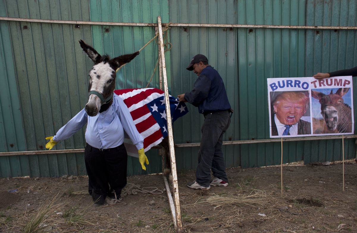 Un mexicano se burla de Donald Trump, el candidato presidencial republicano. (Foto Prensa Libre: AP).