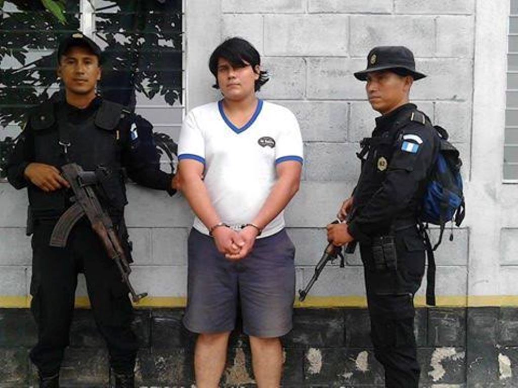 Junior Ubaldo Aguirre uno de los tres presuntos delincuentes capturados. (Foto Prensa Libre: PNC).