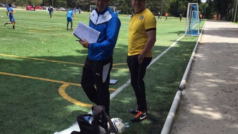 Mario Acevedo junto a Dwight Pezzarossi durante el entrenamiento de la Sub-20 de Comunicaciones. (Foto Prensa Libre: cortesía Comunicaciones FC)