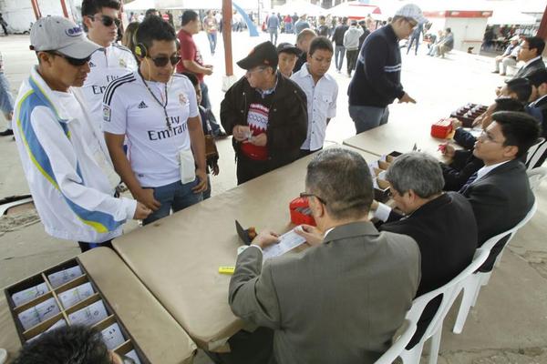 Cargadores se inscriben en San José para cargar en procesiones. (Foto Prensa Libre: Rodrigo Méndez)