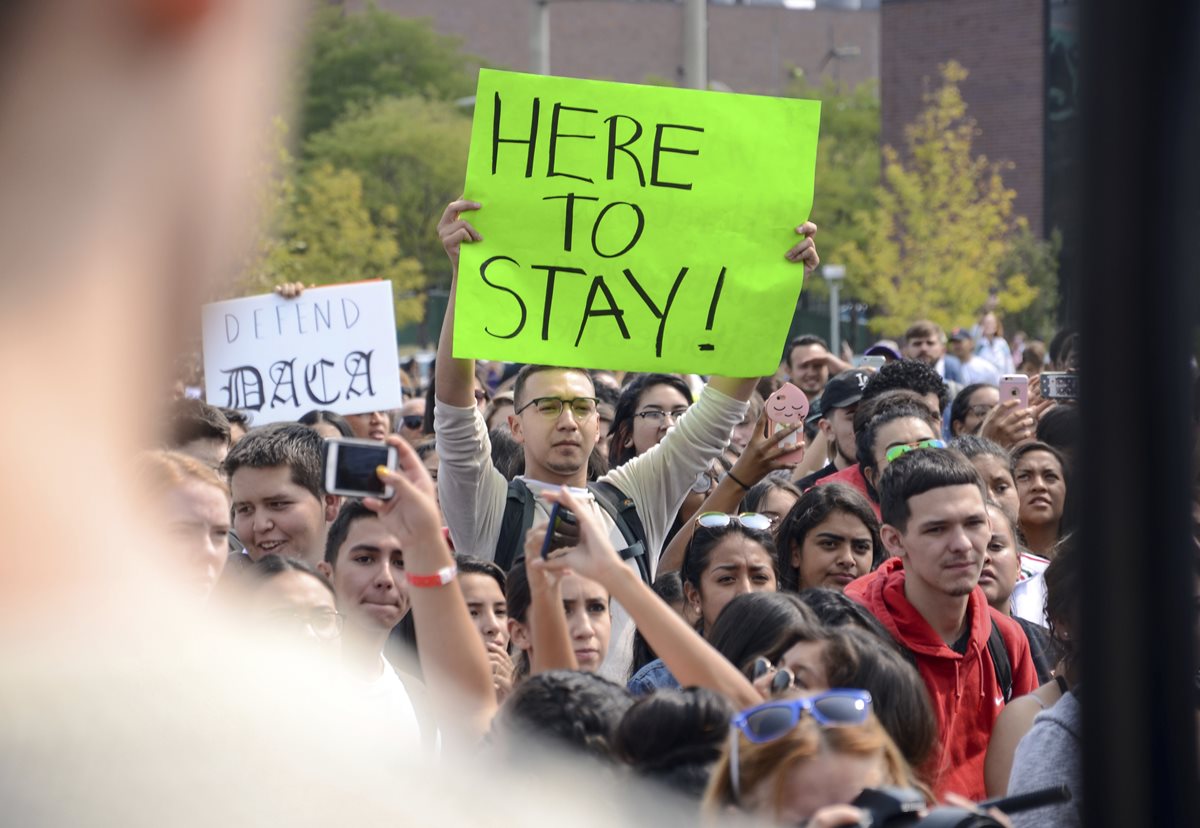 Un grupo de dreamers protesta en EE. UU. por el fin del DACA. (Foto Prensa Libre: AP)