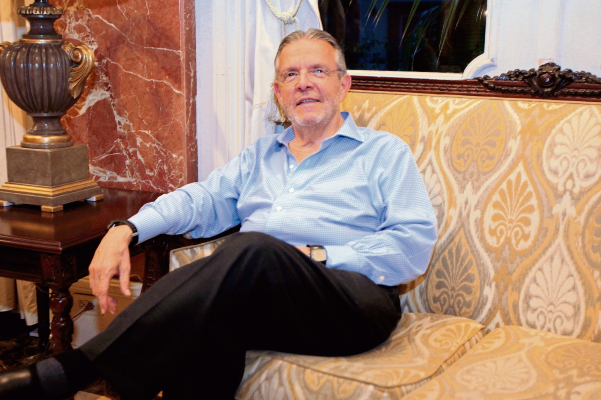 José Carreño vino a reinaugurar la librería del FCE. (Foto Prensa Libre: Ángel Elías)