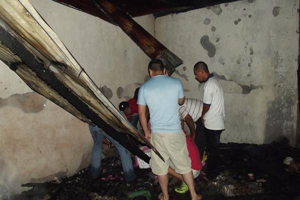 Vecinos observan el lugar en donde fue localizado el cadáver de la menor. (Foto Prensa Libre: Rigoberto Escobar)<br _mce_bogus="1"/>