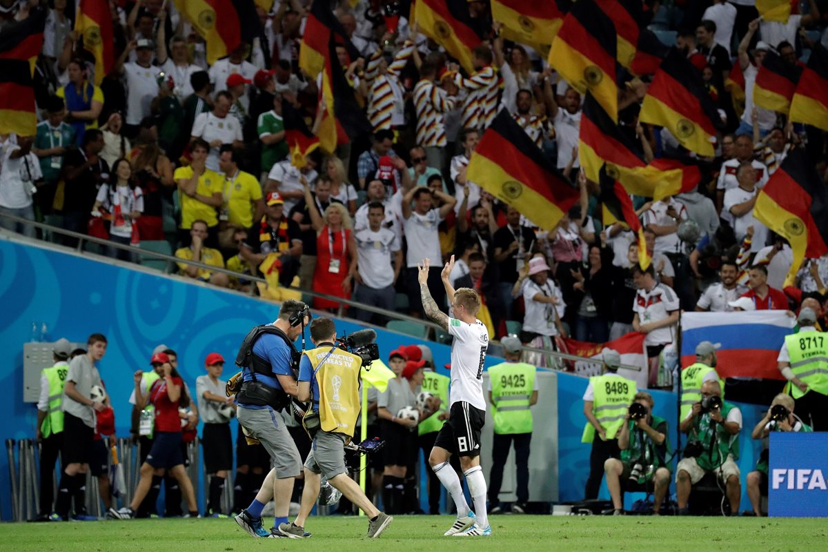 Kroos se acercó al público al finalizar el juego y les dedicó el gol que dio el triunfo al cuadro dirigido por Joachim Löw. (Foto Prensa Libre: EFE)