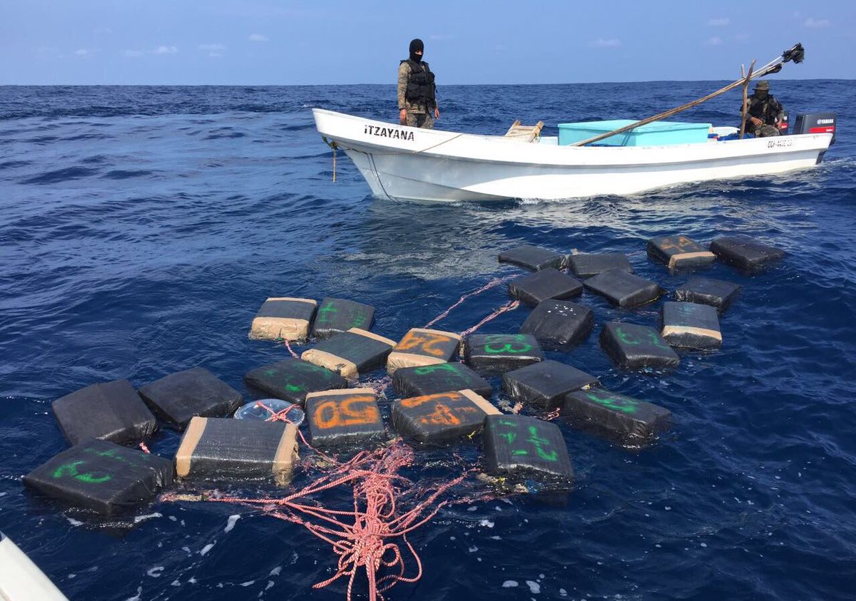 Sacos con posible droga localizados en aguas del Pacífico. Foto Prensa Libre: Ejercito de Guatemala.