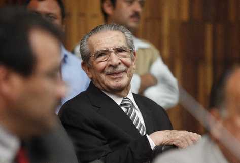 Efraín Ríos Montt mostró su alegría, al escuchar el fallo que anuló el juicio. (Foto Prensa Libre)