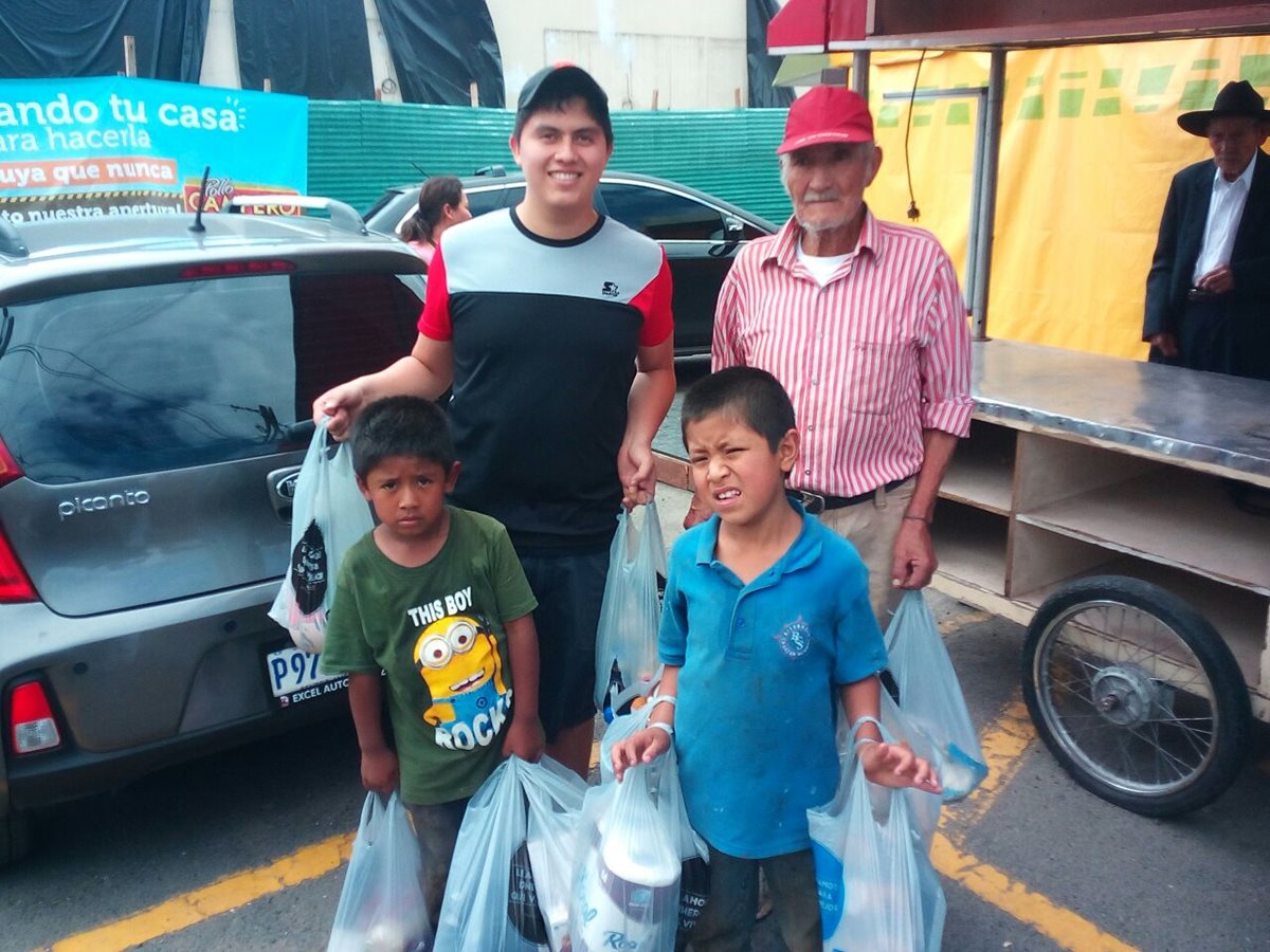 El abuelo y sus nietos junto a personas que le brindó ayuda. (Foto Prensa Libre: Cortesía Glenda de Hernández).
