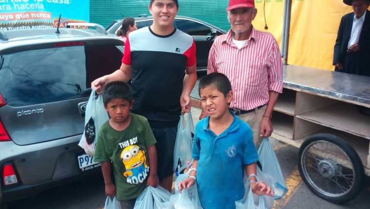 El abuelo y sus nietos junto a personas que le brindó ayuda. (Foto Prensa Libre: Cortesía Glenda de Hernández).