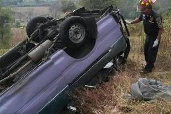 Socorristas llegan al sector Maíz Quemado, San Pedro Sacatepéquez, San Marcos, donde un microbús se accidentó. (Foto Prensa Libre: Aroldo Marroquín)