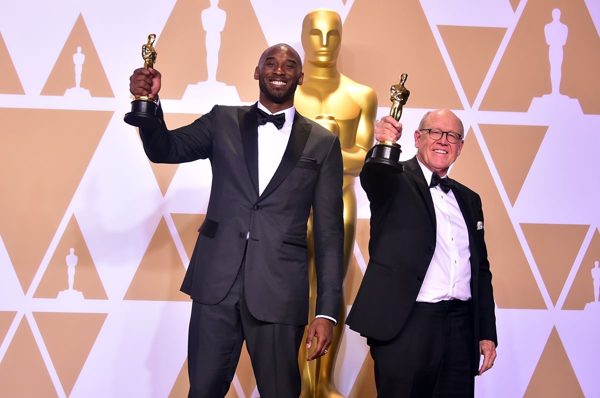 Kobe Bryant y Glen Keane se mostraron felices por ganar la estatuilla más deseada.. (Foto Prensa Libre: AFP)