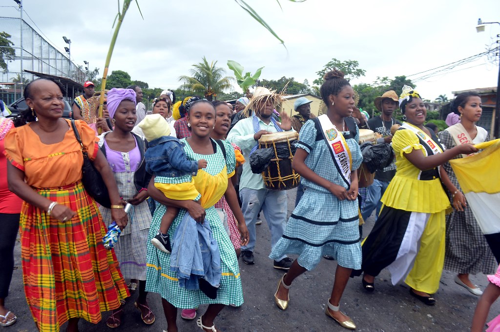 Pobladores participan en el ritual del “Yurumein”, en Puerto Barrios. (Foto Prensa Libre: Dony Stewart).
