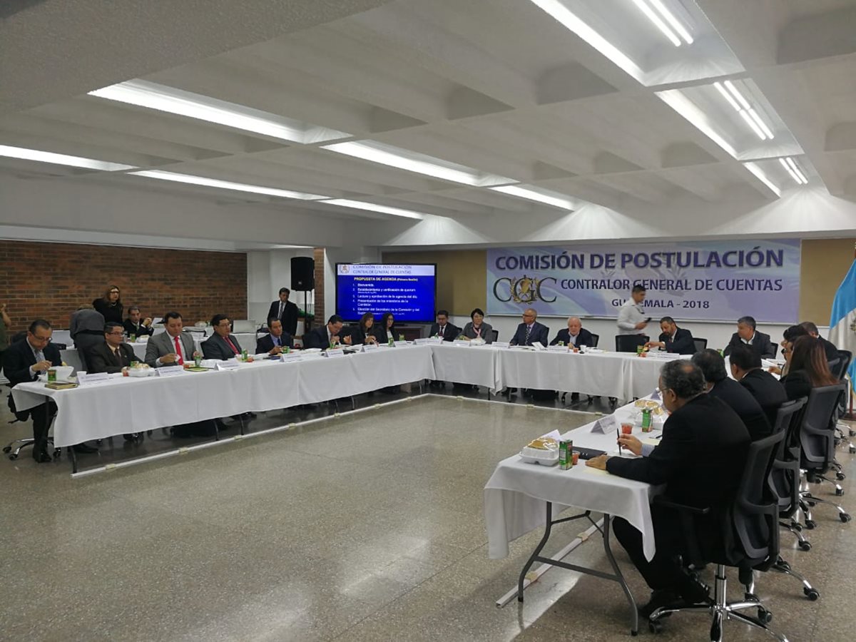La Comisión de Postulación para Contralor General de Cuentas en su primera reunión aprobó el cronograma de trabajo y eligió a su secretario. (Foto Prensa Libre: Manuel Hernández)