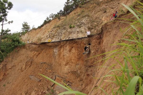 El tubo transversal que desfogaba el agua pluvial quedó destruido,  lo cual causó   el hundimiento.