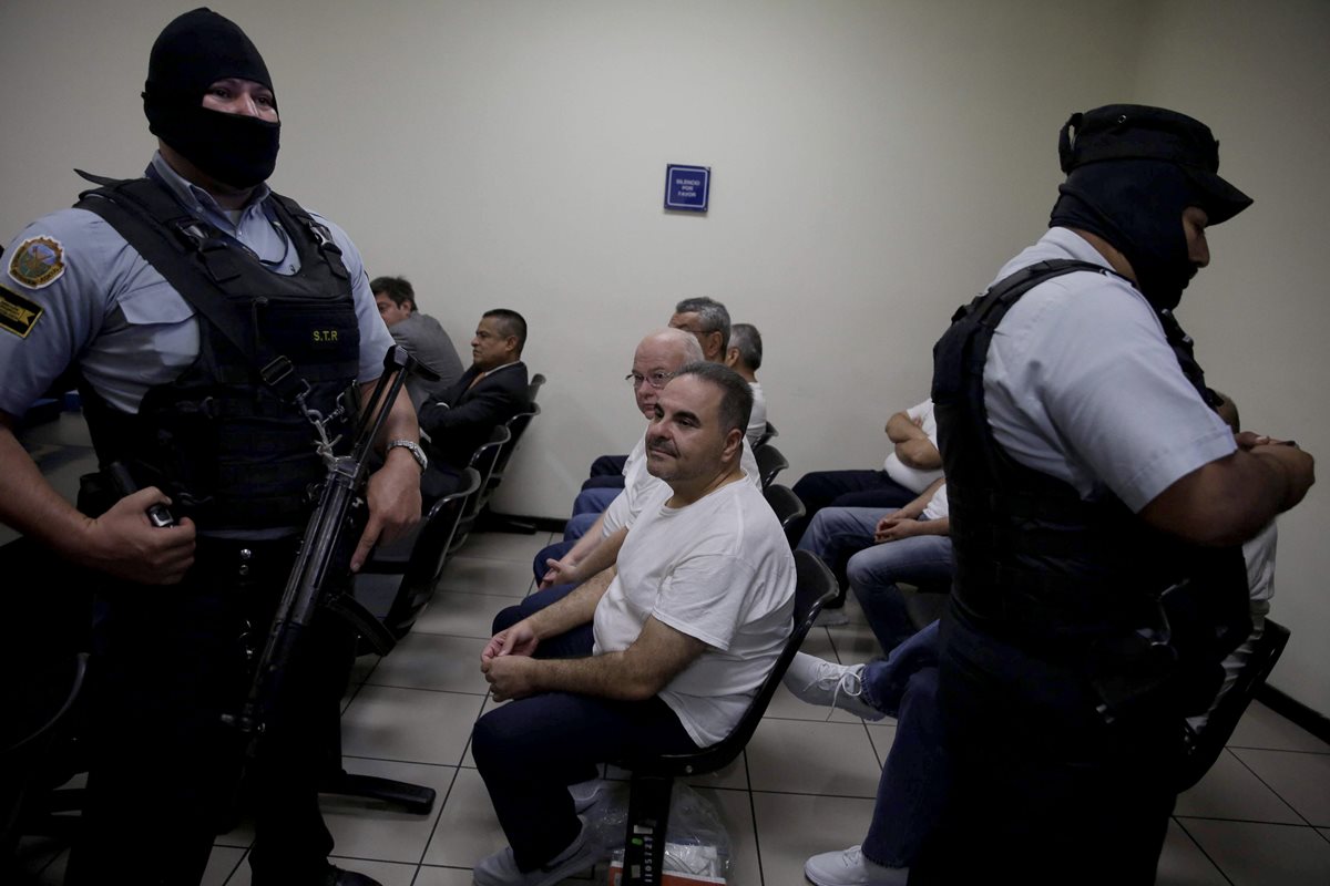 Elías Antonio Saca (c) asiste a la instalación de un juicio en su contra, en San Salvador, El Salvador. (Foto prensa Libre:EFE)