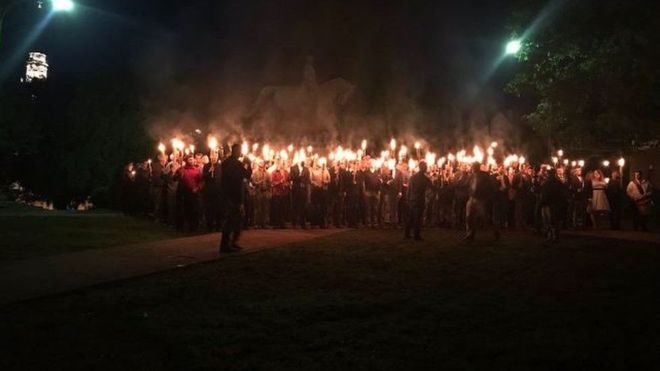La noche del pasado sábado, más de 100 personas se manifestaron con antorchas en Charlottesville, Virginia, en la costa este de EE.UU., contra la retirada de un monumento confederado. TWITTER