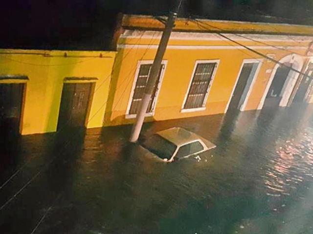 Calles de la cabecera de Quetzaltenango se inundaron el martes último, debido a la fuerte lluvia. (Foto Prensa Libre: Karen Lemus)