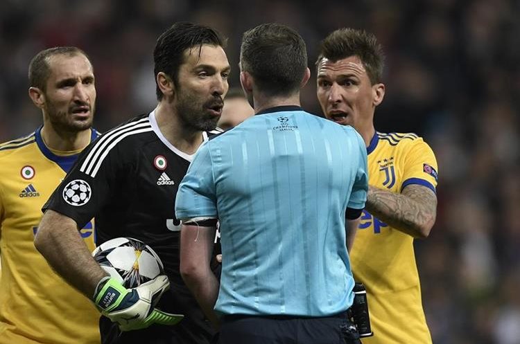 Buffon increpó airadamente al árbitro en el partido de vuelta de la serie entre el Real Madrid y la Juventus. (Foto Prensa Libre: Hemeroteca PL)