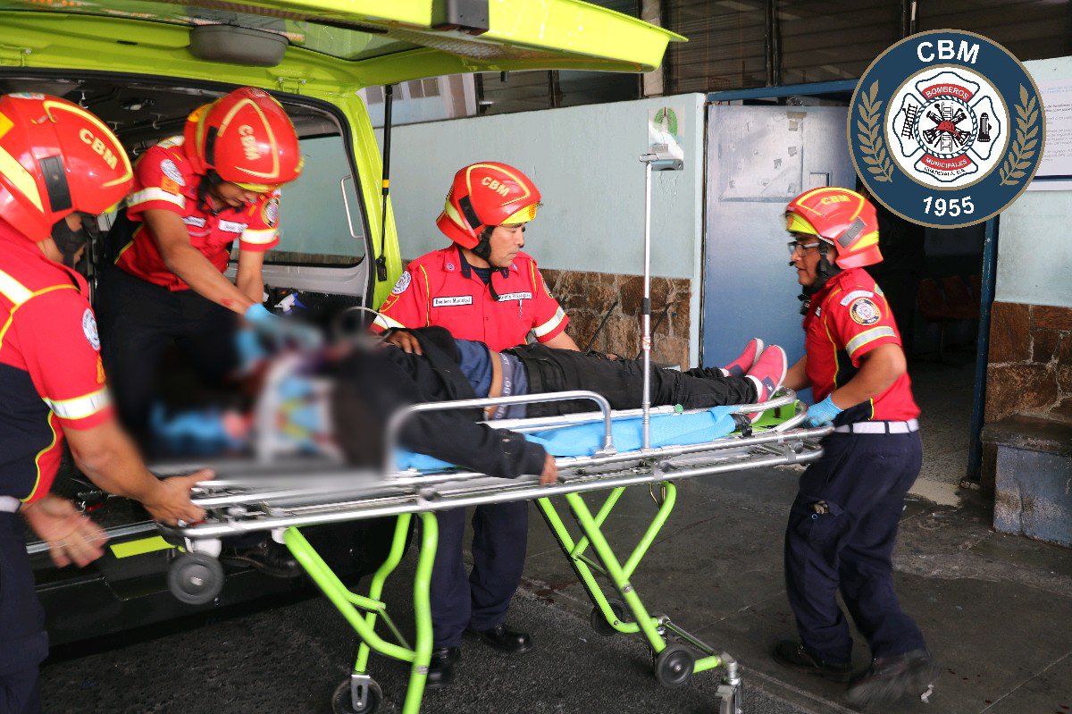 El padre del menor fue trasladado al Hospital General San Juan de Dios. (Foto: Bomberos Municipales)