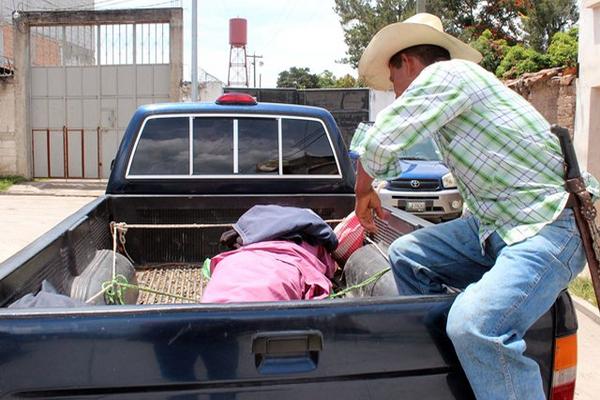 <p style="text-align: left;">El cadáver de Julia Pérez es llevado a la morgue del Inacif, en Jalapa. (Foto Prensa Libre: Hugo Oliva)<br _mce_bogus="1"/></p>