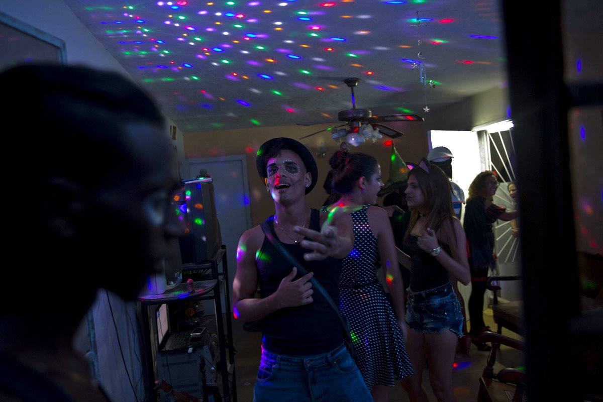 Varios jóvenes bailan durante una fiesta de Halloween en una residencia particular en La Habana, Cuba. (Foto Prensa Libre: AP).
