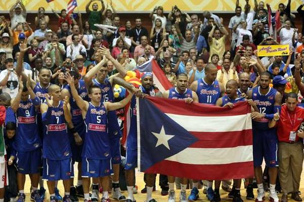 Los jugadores de Puerto Rico celebraron tras vencer al equipo de México en la final de baloncesto en los 21 Juegos Centroamericanos y del Caribe, en Mayagüez. (Foto Prensa Libre/EFE)