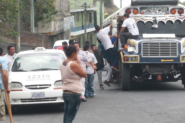 La  suspensión del servicio  de buses de la ruta Maya, que  se inició el lunes  último, por la muerte violenta de un piloto, afecta a miles de usuarios de la zona 18, que tienen que transbordar  para llegar a la zona 1.