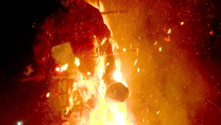 Queman Diablo Gigante En El Estor Prensa Libre