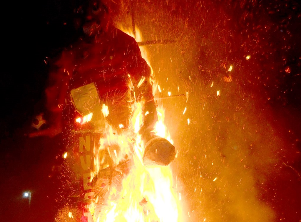 Vecinos de El Estor, Izabal, elaboran una para la quema del diablo de este miércoles. (Foto Prensa Libre: Dony Stewart)