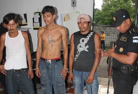 Los tres detenidos fueron llevados a la subestación de Río Bravo, Suchitepéquez. (Prensa Libre)