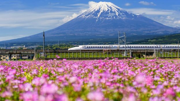 No todos los trenes son iguales. El tren bala Shinkansen pasando frente a la Montaña Fuji. (Getty Images)
