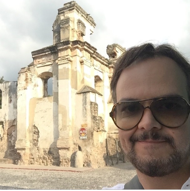 El intérprete publicó en Twitter e Instagram varios selfies frente a ruinas e iglesias del lugar. (Foto Prensa Libre: Instagram Alek Syntek)