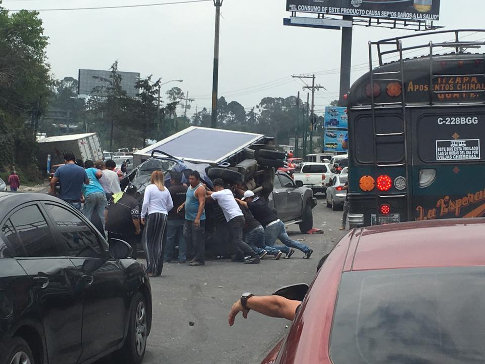 Accidente ha causado largas filas de vehículos en la ruta Interamericana. (Foto Prensa Libre: Cortesía)