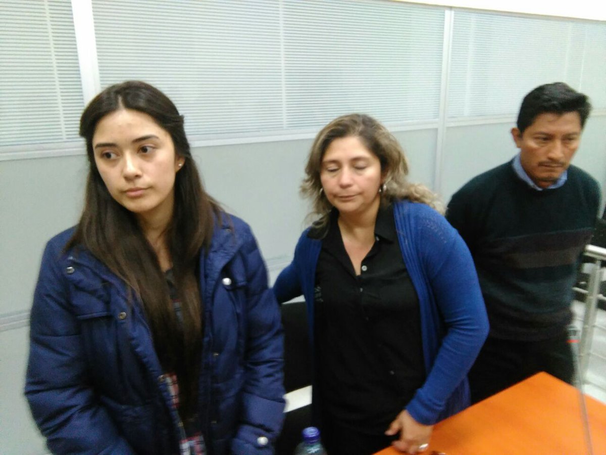 Abdy Andrea Orellana y su madre Abdy Estrada de Orellana en tribunales. (Foto Prensa Libre: Edwin Pitán).