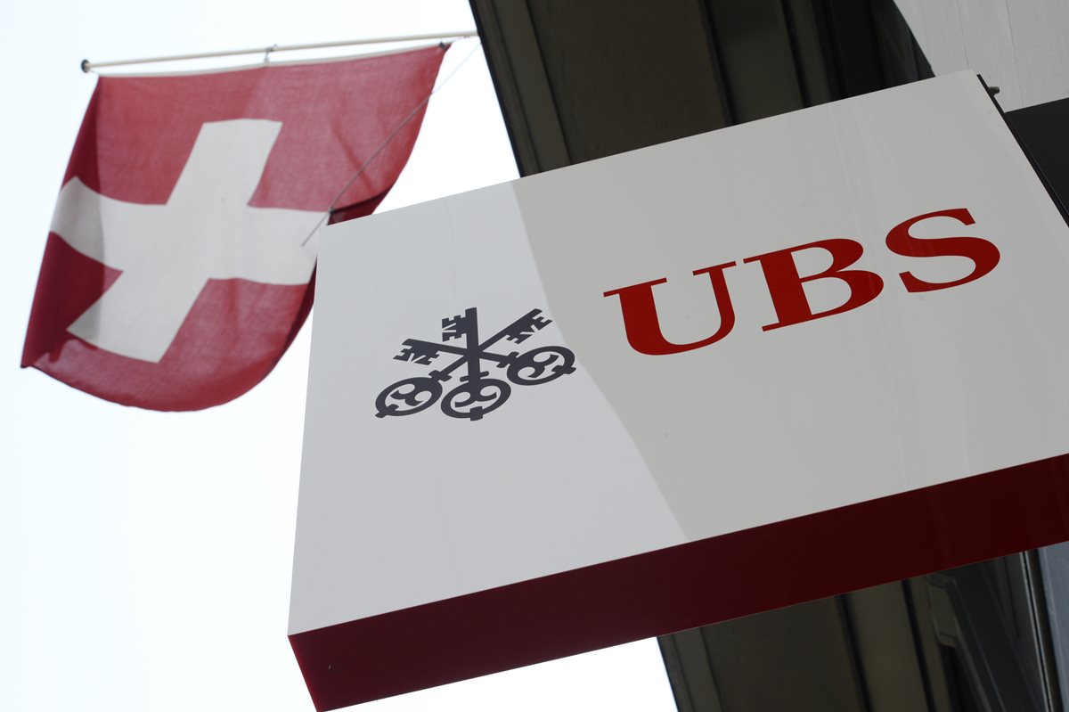 EL Banco USB, uno de los principales de Suiza, fue interrogado por el escándalo de corrupción de la FIFA. (Foto Prensa Libre: AP)