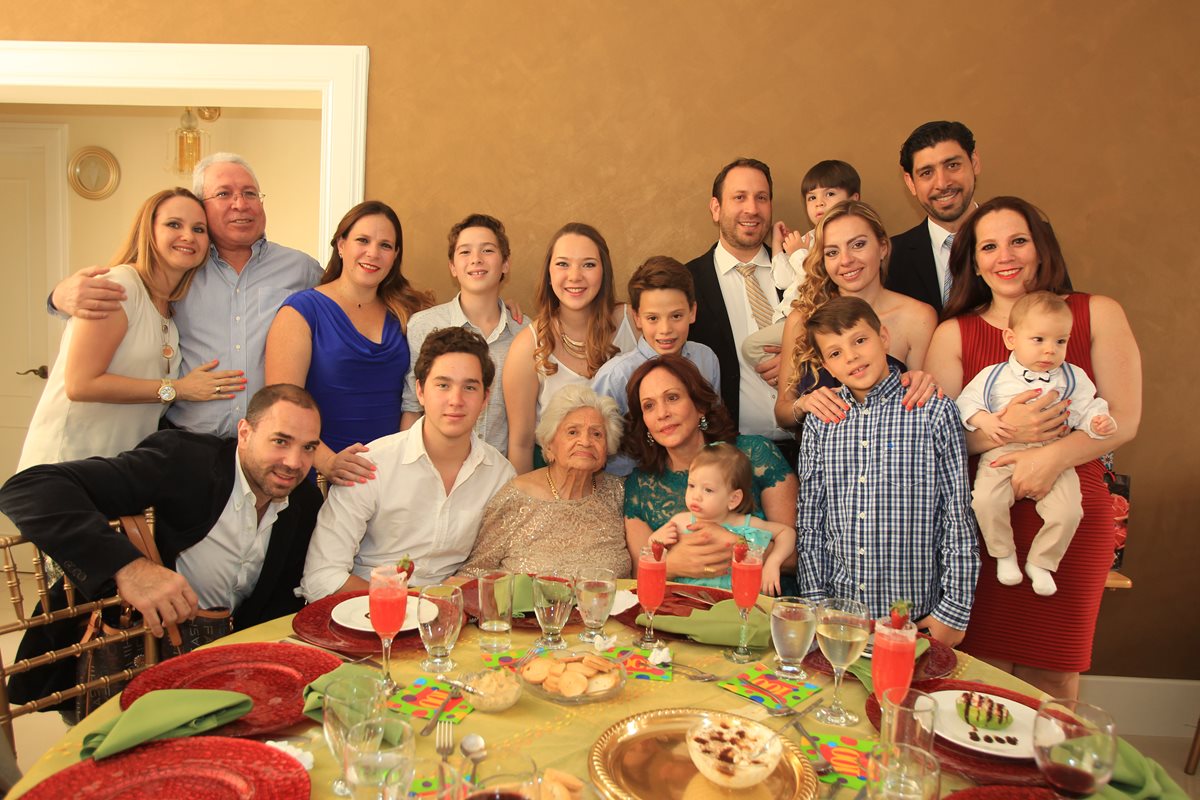 María Jesús Robelo, rodeada de su familia, durante el festejo de su cumpleaños 100 el pasado 8 de abril. (Foto Prensa LIbre: Antonio Jiménez)