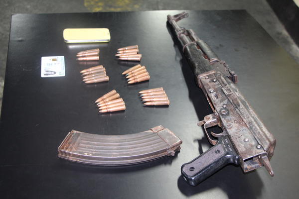 Karen Paola Corado Urizar, de 25 años fue detenida por la PNC con un fusil AK-47, en la zona 18.