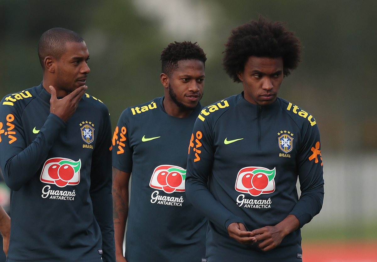 Los jugadores de la selección brasileña Fernandinho (i) Fred (c) y Willian (d) participan en un entrenamiento en la Granja Comary, en la ciudad de Teresópolis (Brasil). (Foto Prensa Libre: EFE)