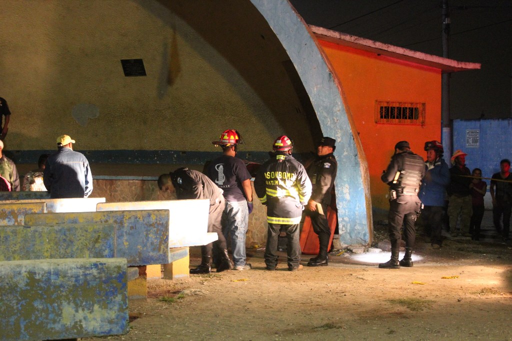 Socorristas y agentes de la PNC toman datos del ataque aramdo en El Tejar, Chimaltenango. (Foto Prensa Libre: Víctor Chamalé)