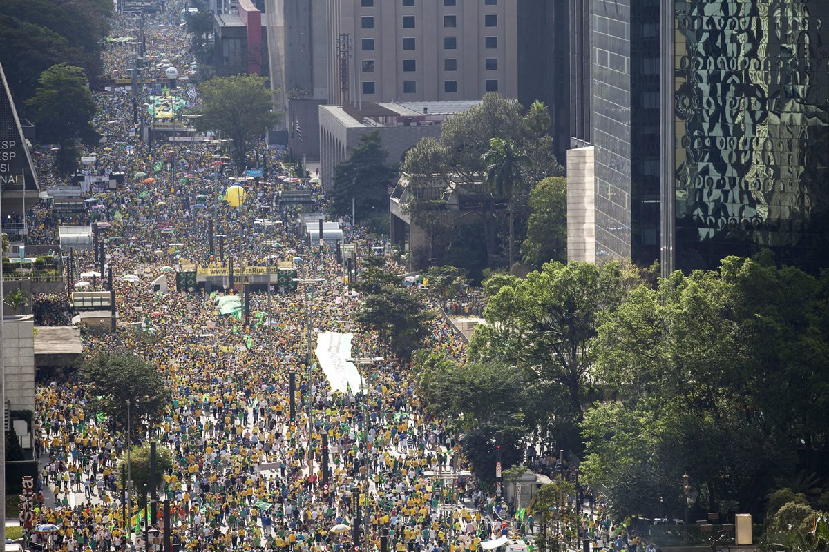 Miles exigen la destitución de Rousseff. (Foto Prensa Libre: AP)
