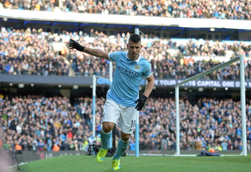 El argentino Sergio Agüero colaboró con dos goles en la victoria de los "citizens". (Foto Prensa Libre: AFP)