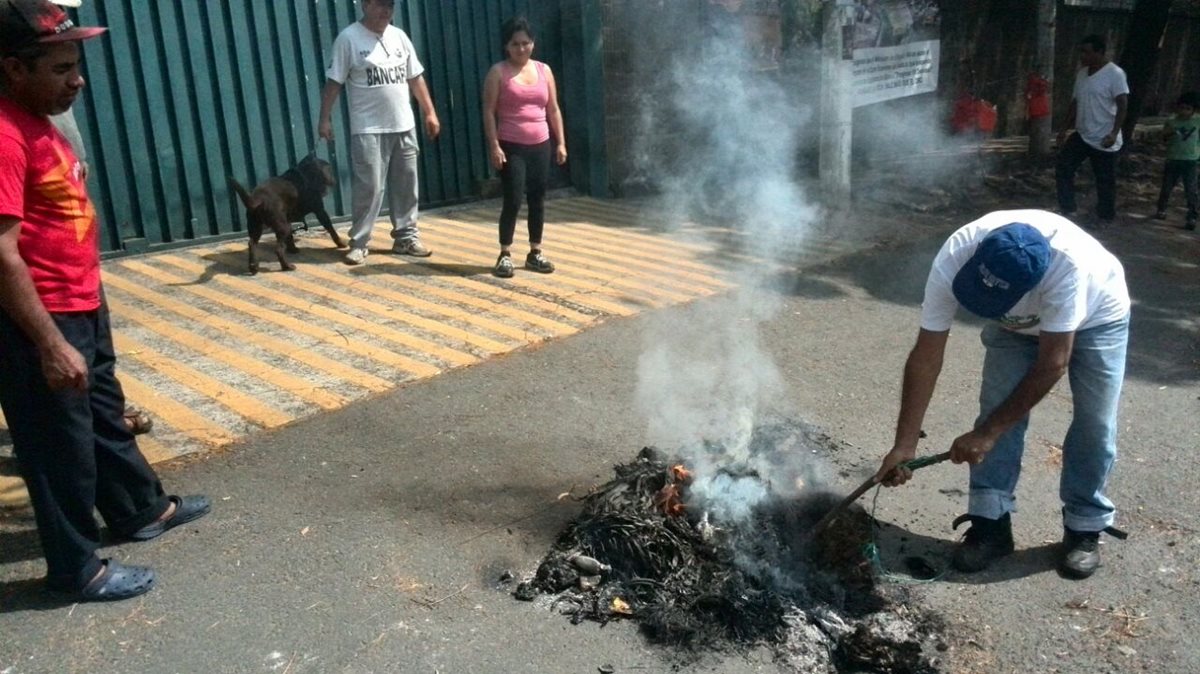 Guatemaltecos en la colonia Castañas, zona 11, realizaron la tradicional quema de Judas. (Foto Prensa Libre: Estuardo Paredes)