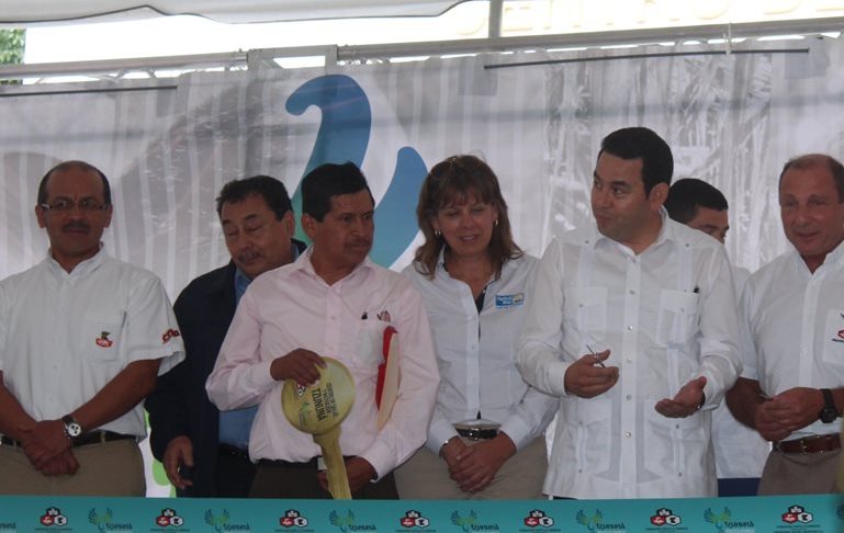 El Mandatario, Jimmy Morales, junto a representantes de la fundación, participa en inauguración de obra que favorecerá salud de pobladores de Santa Cruz La Laguna. (Foto Prensa Libre: Édgar René Sáenz).