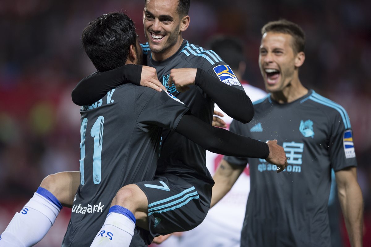 Carlos Vela le da el empate a la Real Sociedad contra el Sevilla. (Foto Prensa Libre: AFP).
