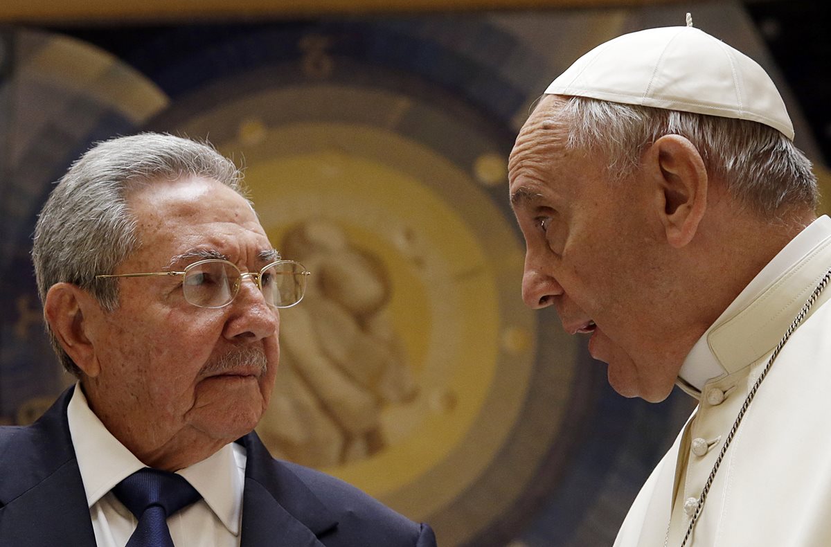 Raúl Castro (izquierda), conversa con el jerarca de la iglesia católica mundial, el papa Francisco (derecha), durante su vista a El Vaticano. (Foto Prensa Libre: AP).