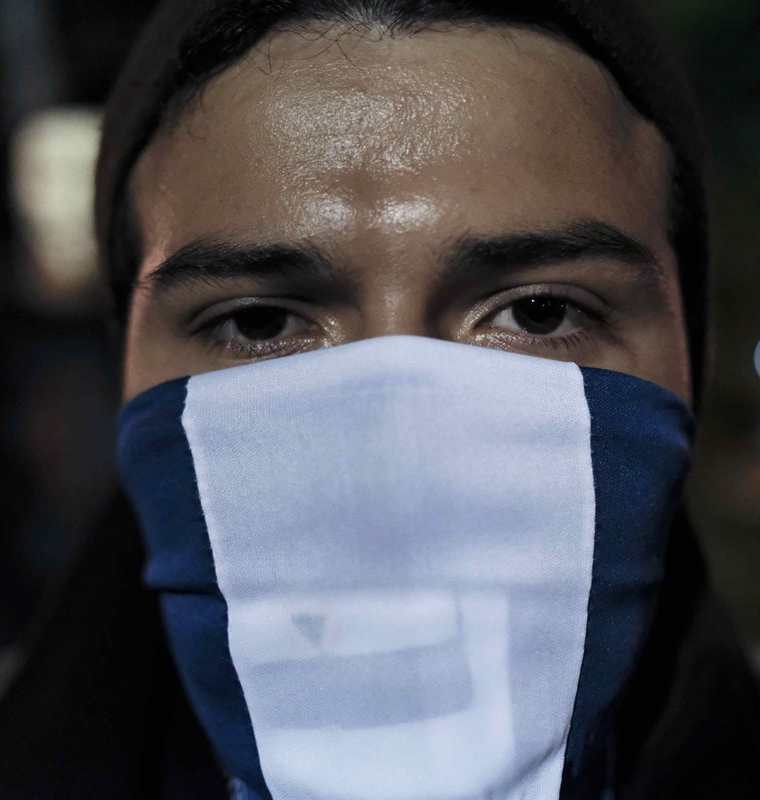Nicaragüenses en Costa Rica llevaron a cabo una vigilia en la que manifestaron su repudio ante la represión del gobierno de Daniel Ortega. (Foto Prensa Libre: EFE)